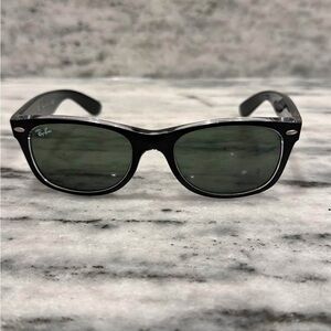Ray-Ban Men’s Black Frame Sunglasses with Green Lenses - Classic Wayfarer Style